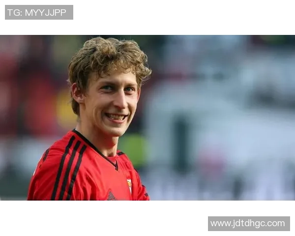 戈麦斯飞踹维尔茨引发争议前英裁判主管称应严惩罚下场