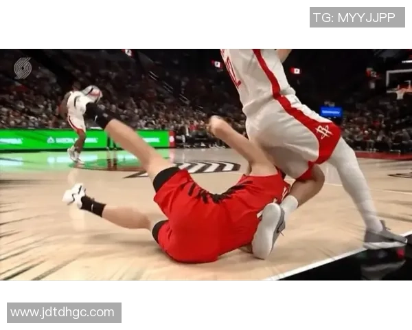 杨瀚森拼抢地板球被亚当斯压住展现强硬风格值得称赞